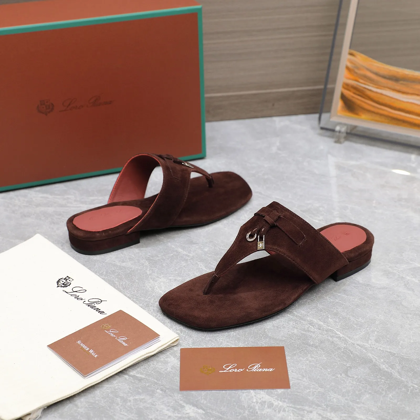 👟👟Ex-factory price 560👟👟 Purchasing-grade [Loro Piana] LP Mindil series T-strap thong sandals ✔️Top quality ✔️Soft sheep leather forms a tailor-made band that meets at the top of the upper and is fixed by a strong elastic ankle design. One is adorned with a discreet horn padlock, the other a gold circle badge. With its simple construction and sophisticated feel, these sandals are ideal for summer. ✔️Material: imported sheepskin fabric, sheepskin lining and feet ✔️Imported genuine leather outsole ✔️Code number: 35-42 (35/41/42 custom-made, non-refundable)